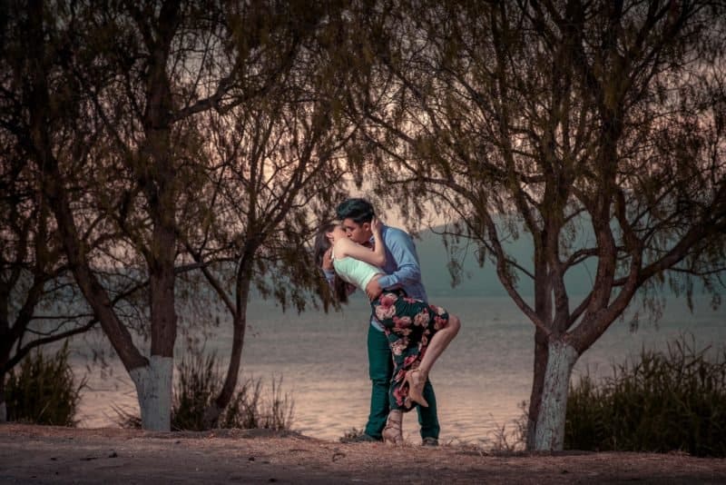 Dating mit einem mädchen, das viel besser aussieht als sie