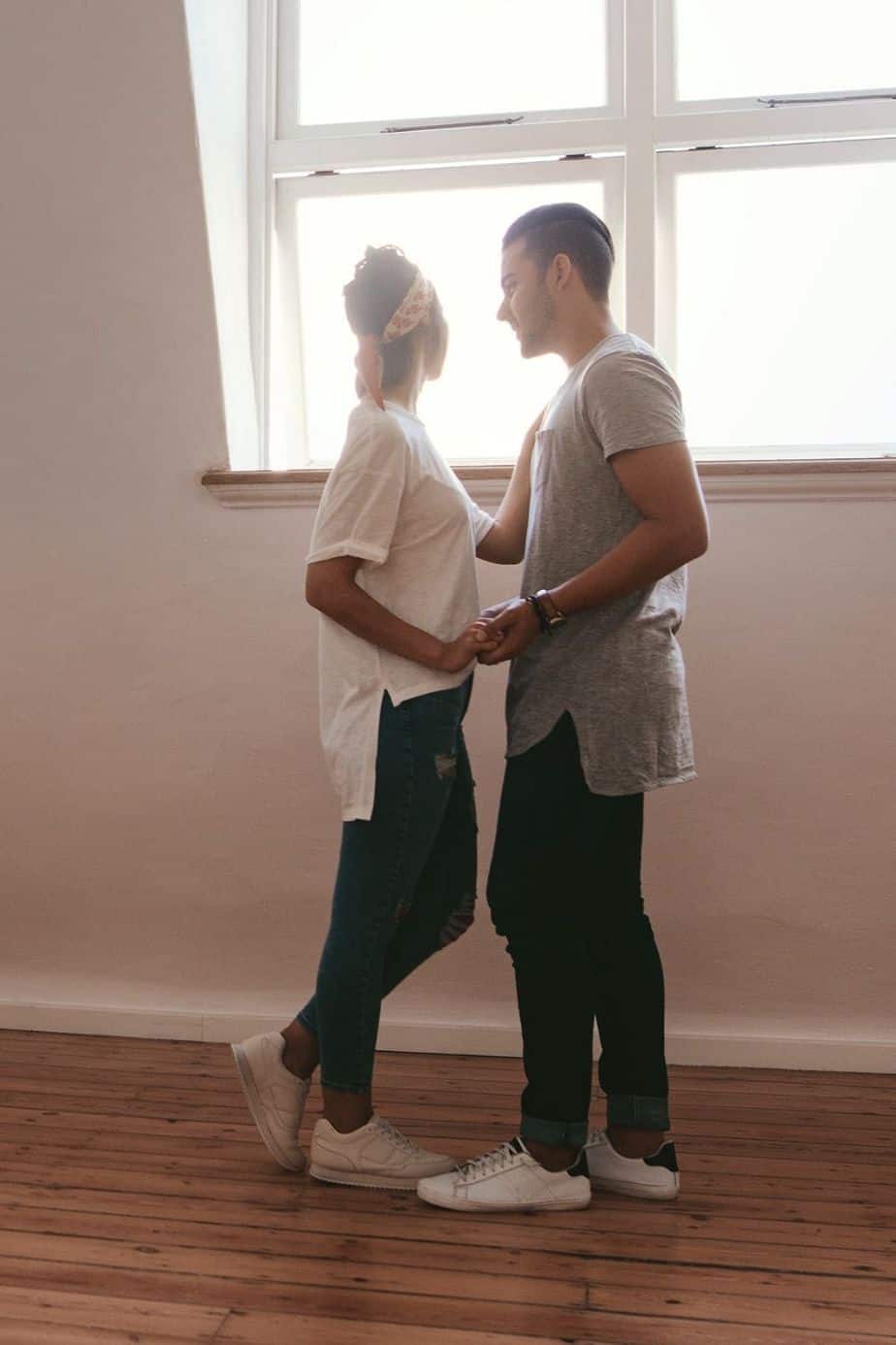 Er Sagt Er Ist Nicht Verliebt Verhält Sich Aber So 7 Zeichen, dass er in dich verliebt ist (auch wenn er es nicht sagt)