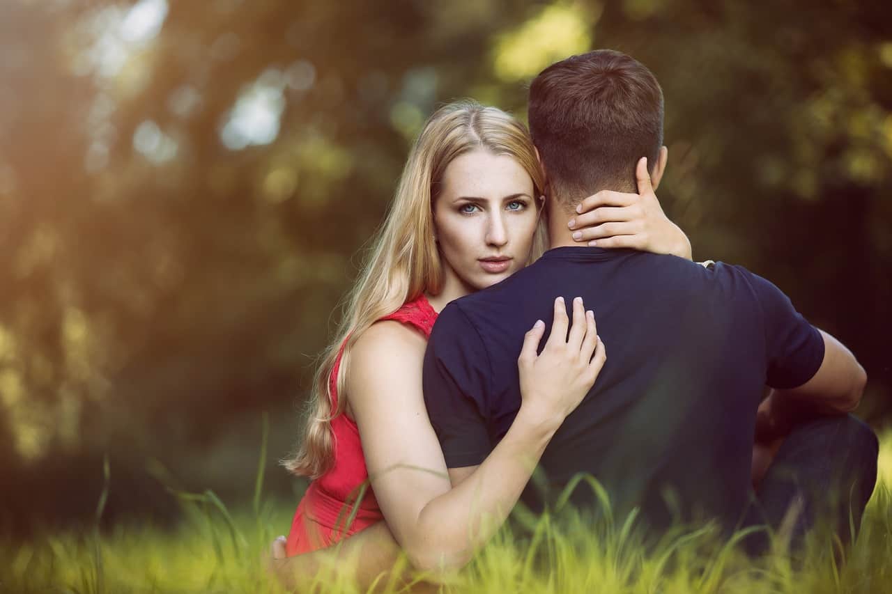 So sind die Frauen in einer Beziehung (basierend auf ihren Sternzeichen)