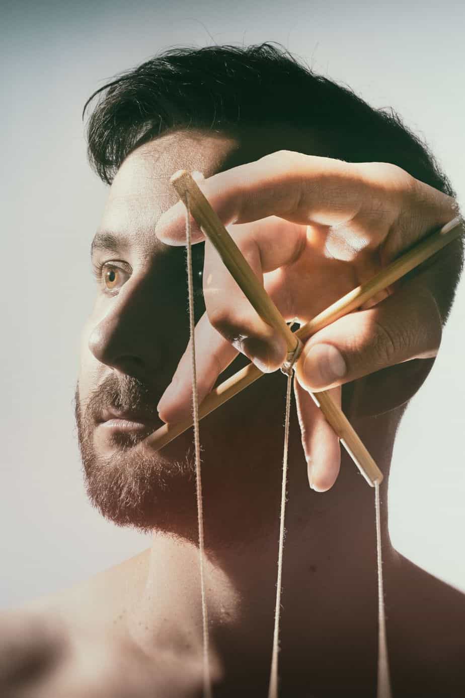 Манипуляция жертва. Жертва манипуляции. Манипулятивное общение фото. Марионетка человек. Манипуляция жертва.