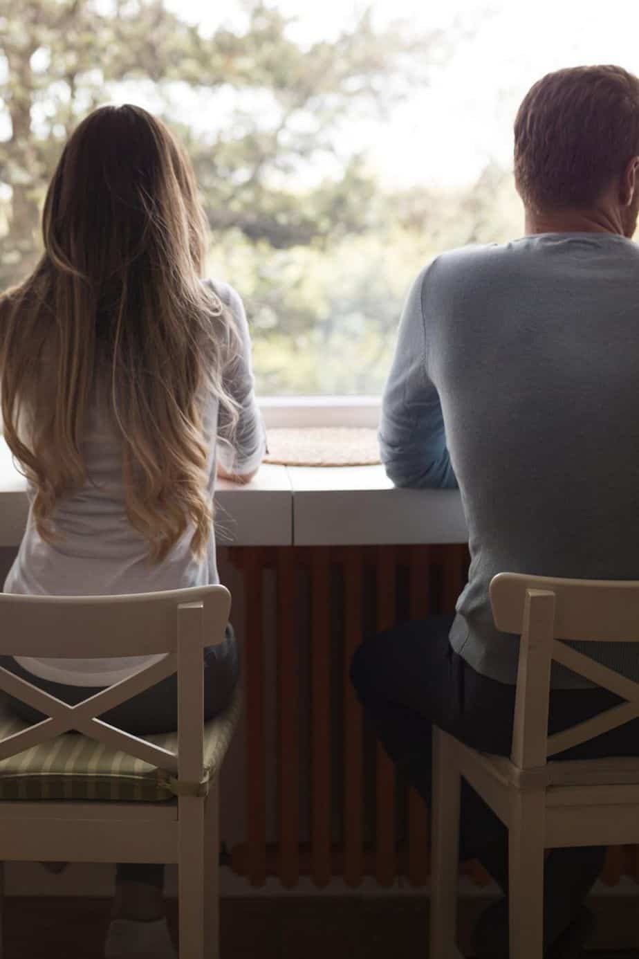 Starke Frauen verlieben sich immer in emotional nicht verfügbare Männer