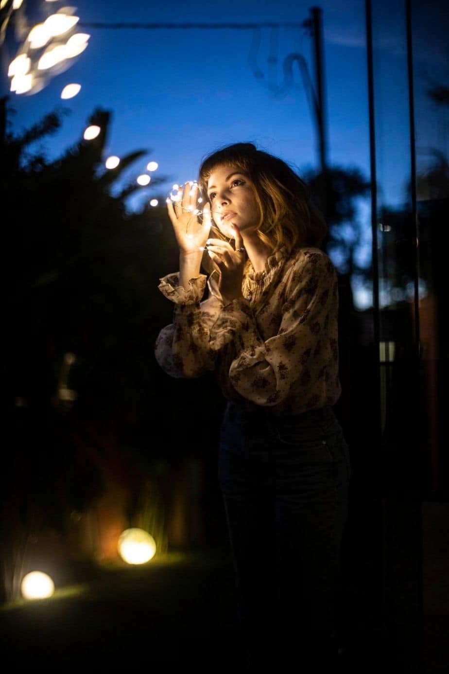 Бессонница. Девушка с телефоном в кровати. Бессонница мужчина. Девушка проснулась. Девушка с ноутбуком ночью.