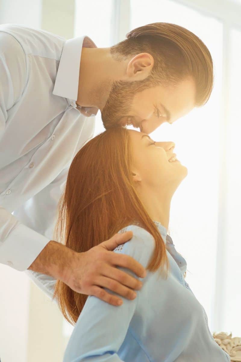 Wie küssen verliebte Männer? Erkenne am Kuss, ob er dich wirklich liebt