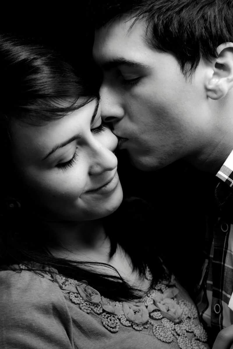 Wie küssen verliebte Männer? Erkenne am Kuss, ob er dich wirklich liebt