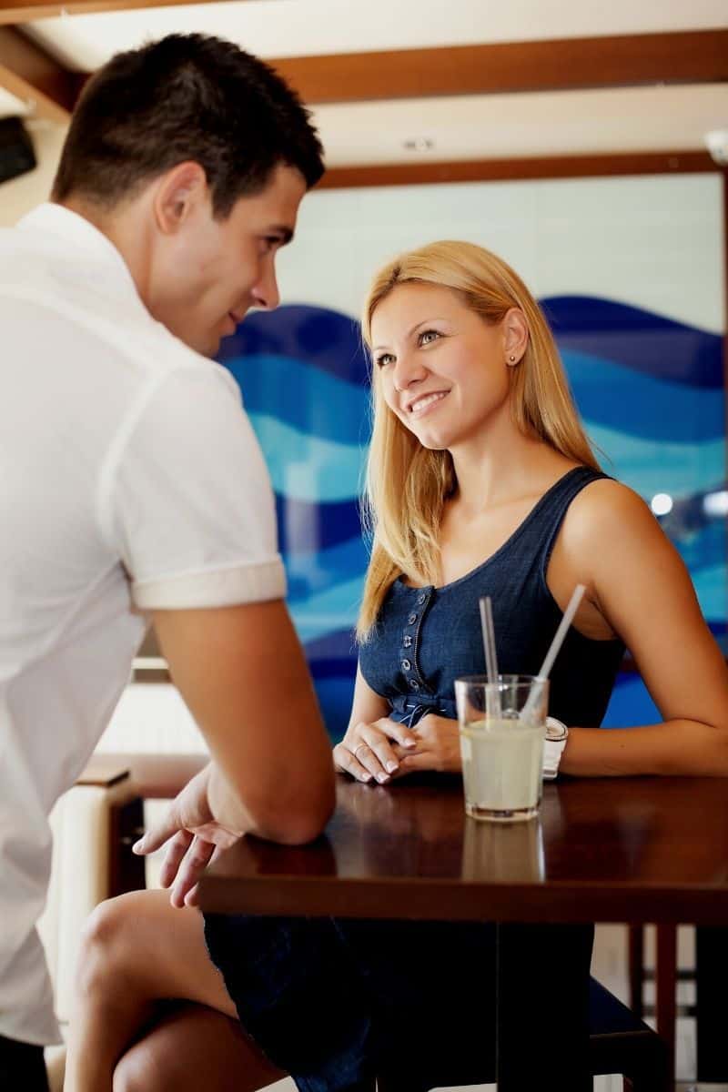 5 FlirtTechniken, die man kennen muss und denen kein Mann widerstehen kann