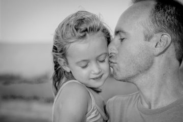 5 Wege, wie Väter die romantischen Beziehungen ihrer Töchter beeinflussen