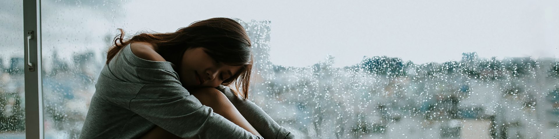 7 Einstellungen zu Beziehungen, die dich allein und traurig sein lassen