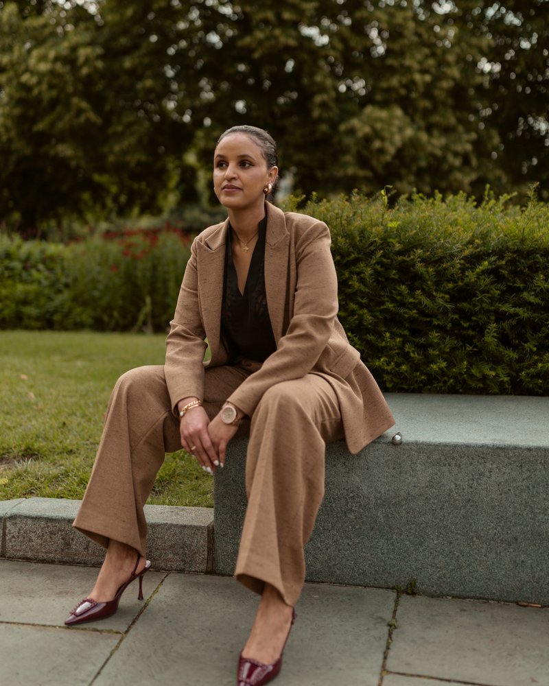 A stylish woman poses outdoors in a suit. photo – Free Green Image on Unsplash