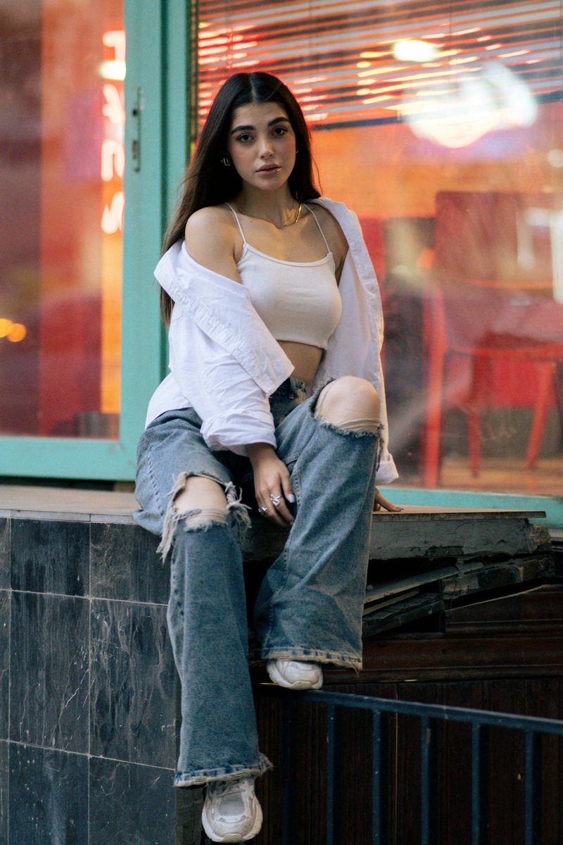 Stylish woman poses casually in front of a store. photo – Free Girl Image on Unsplash