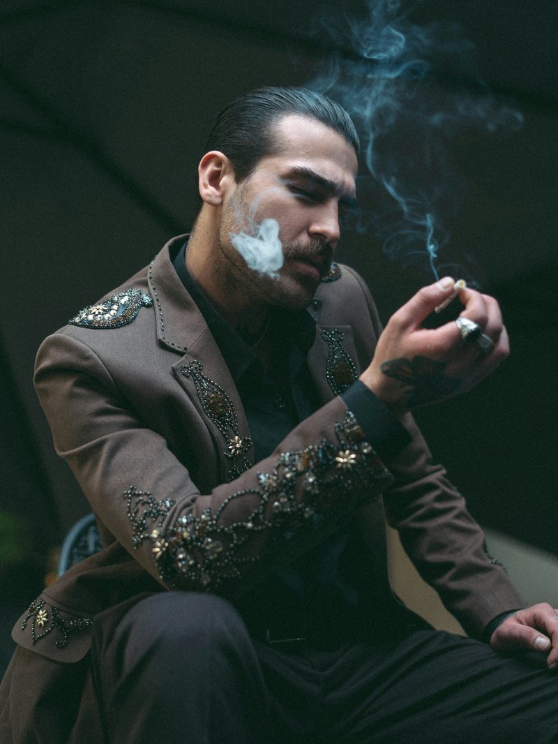 A stylish man exhales smoke from a cigarette. photo – Free Man Image on Unsplash