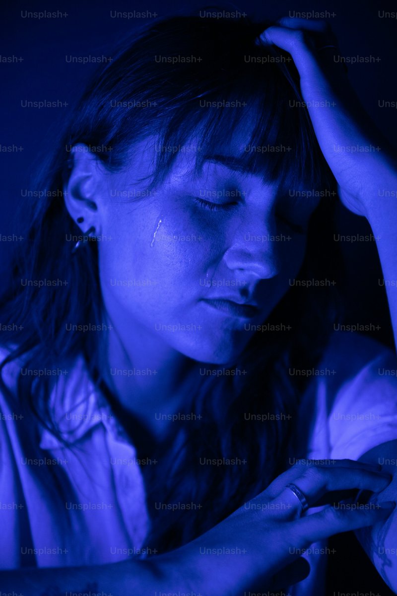 A woman holding a cell phone in her hand photo – Mental health Image on Unsplash