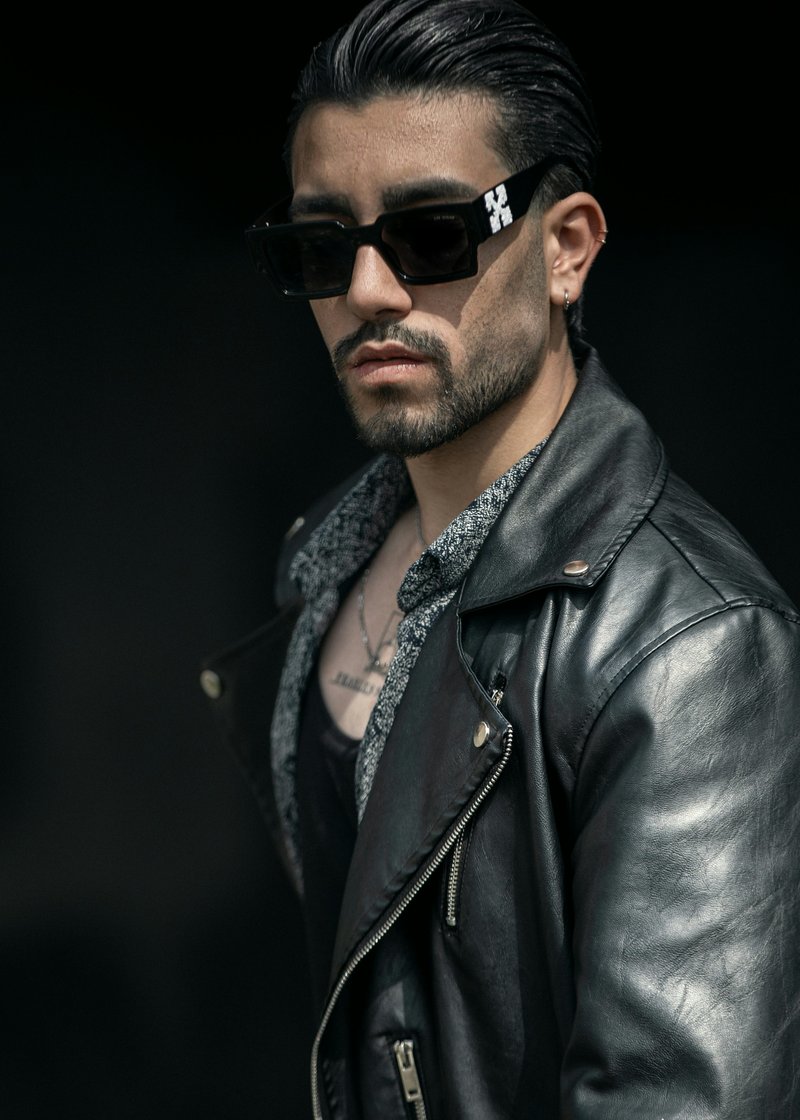 Stylish man in sunglasses and leather jacket. photo – Free Green Image on Unsplash