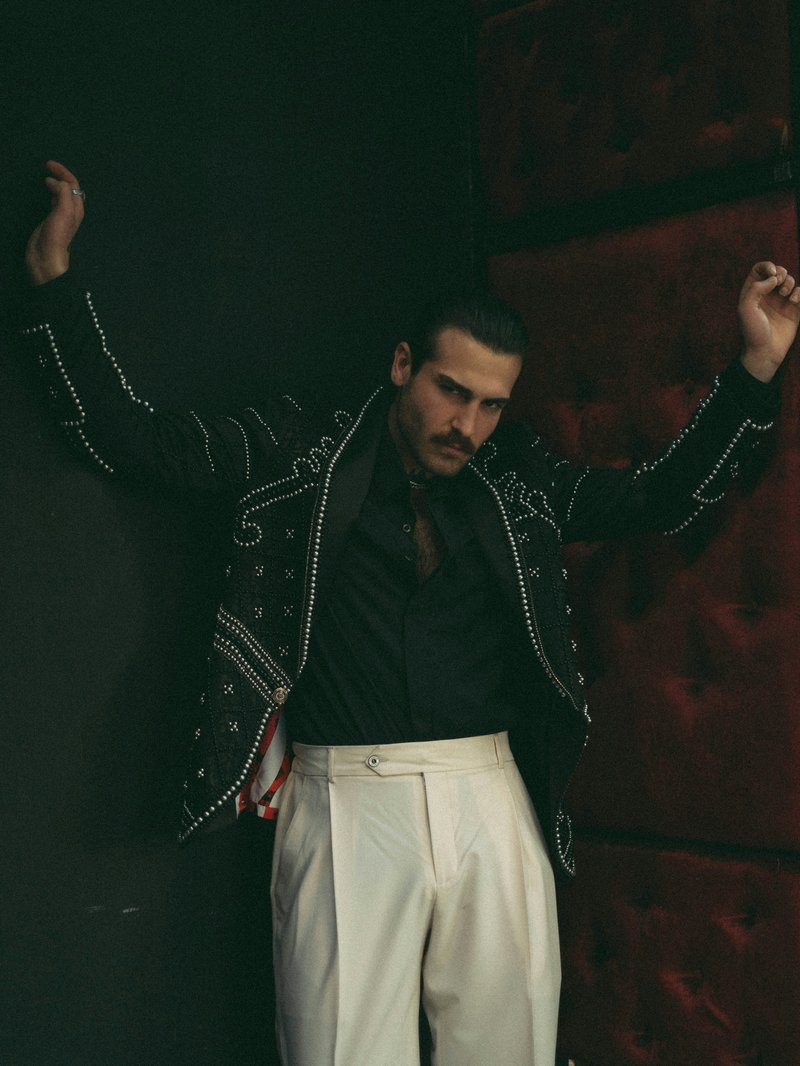 Stylish man poses confidently with an artistic jacket. photo – Free Blue Image on Unsplash