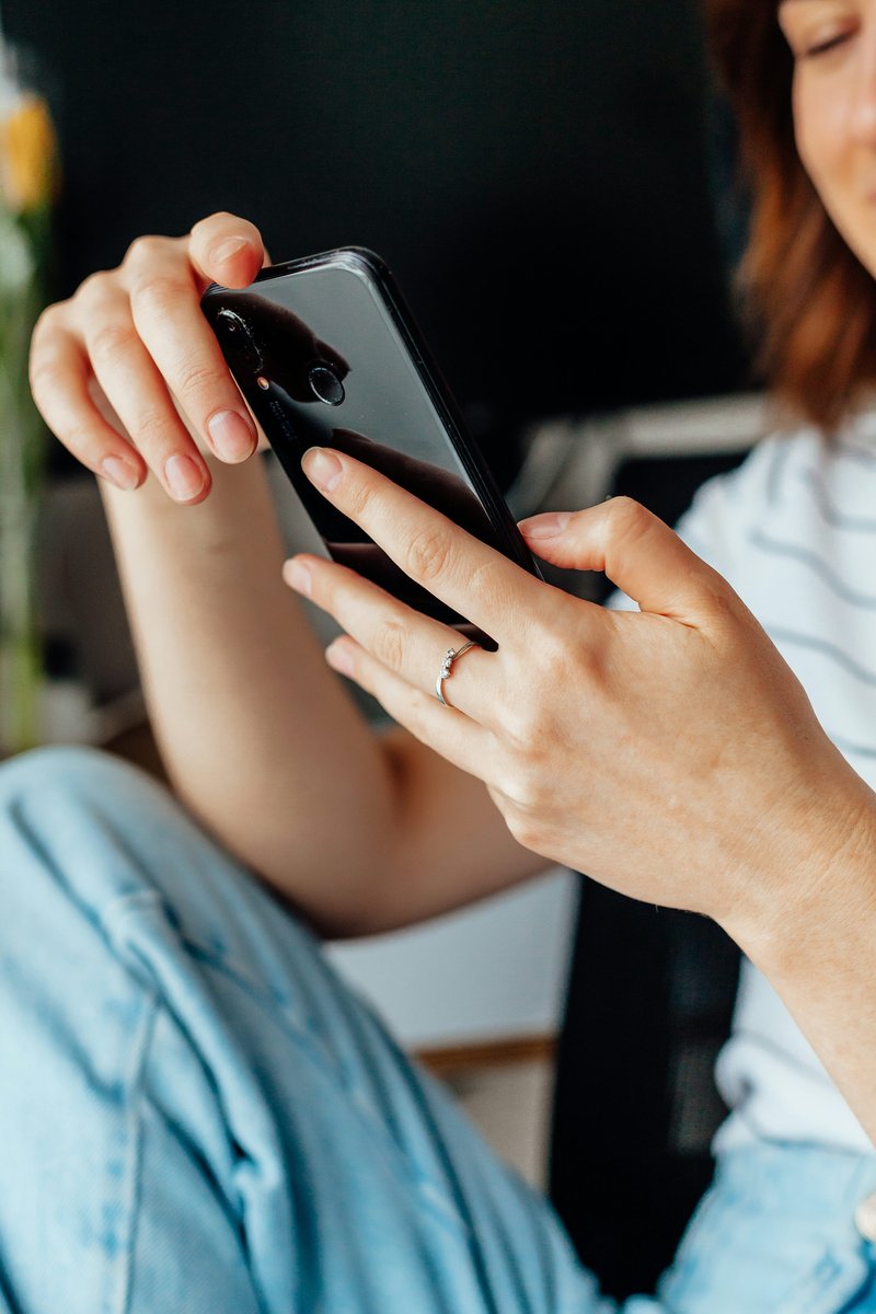 A close up of a person holding a cell phone photo – Free ...