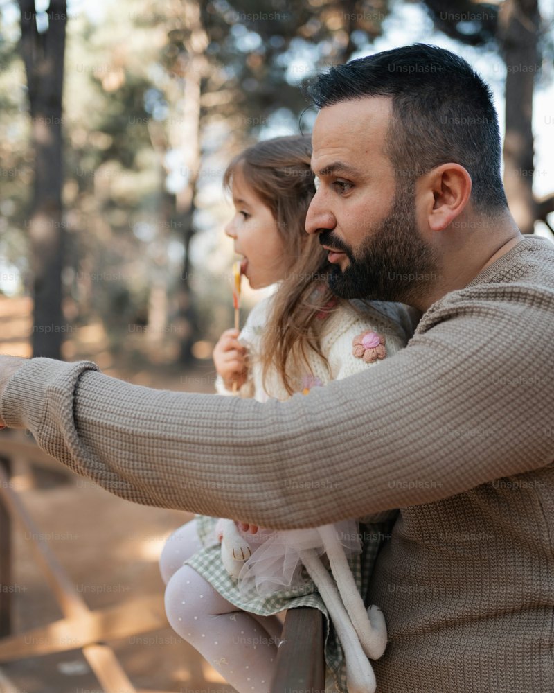 A man holding a little girl in his arms photo – Family Image ... A man holding a little girl in his arms photo – Family Image ...