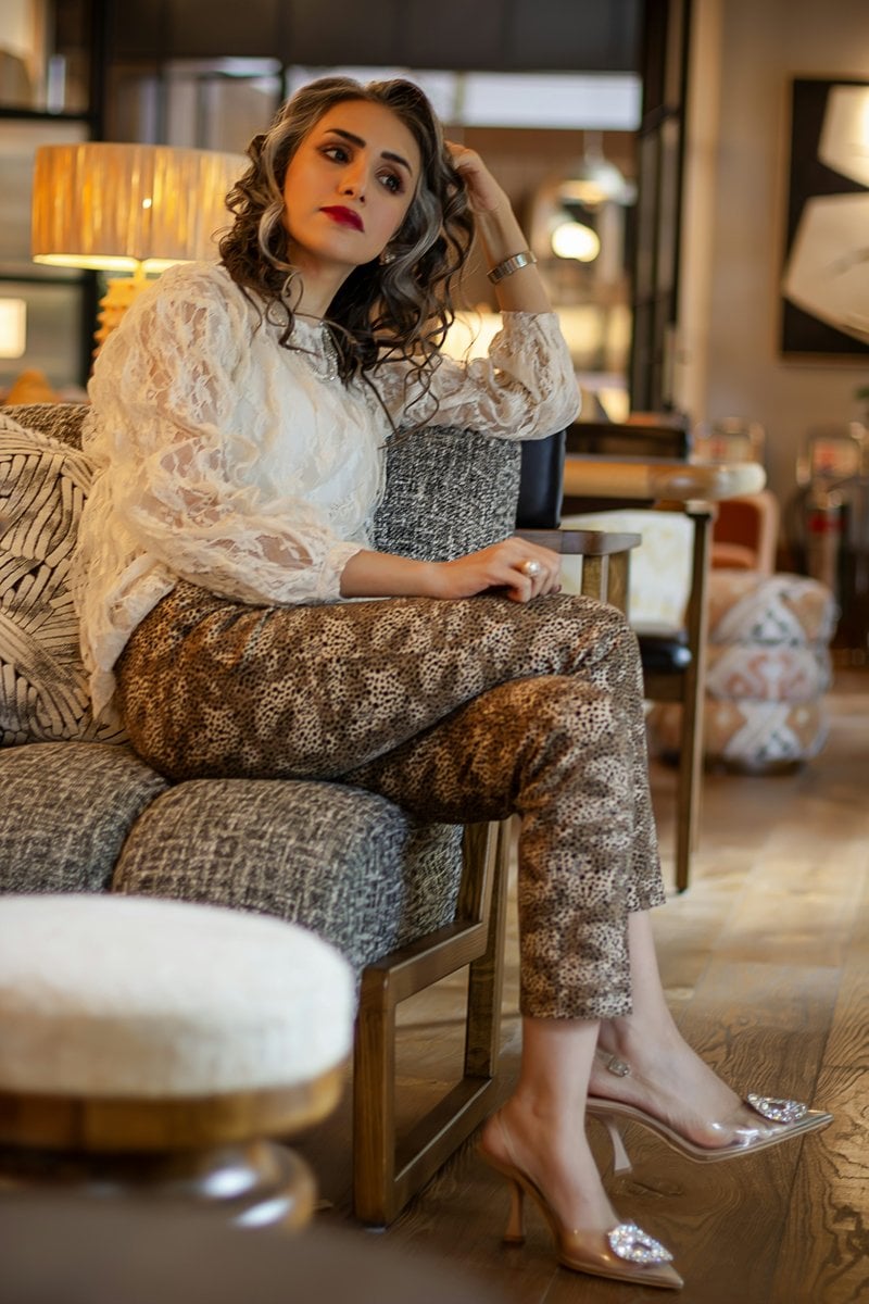 A stylish woman poses elegantly on a sofa. photo – Free Green Image on Unsplash