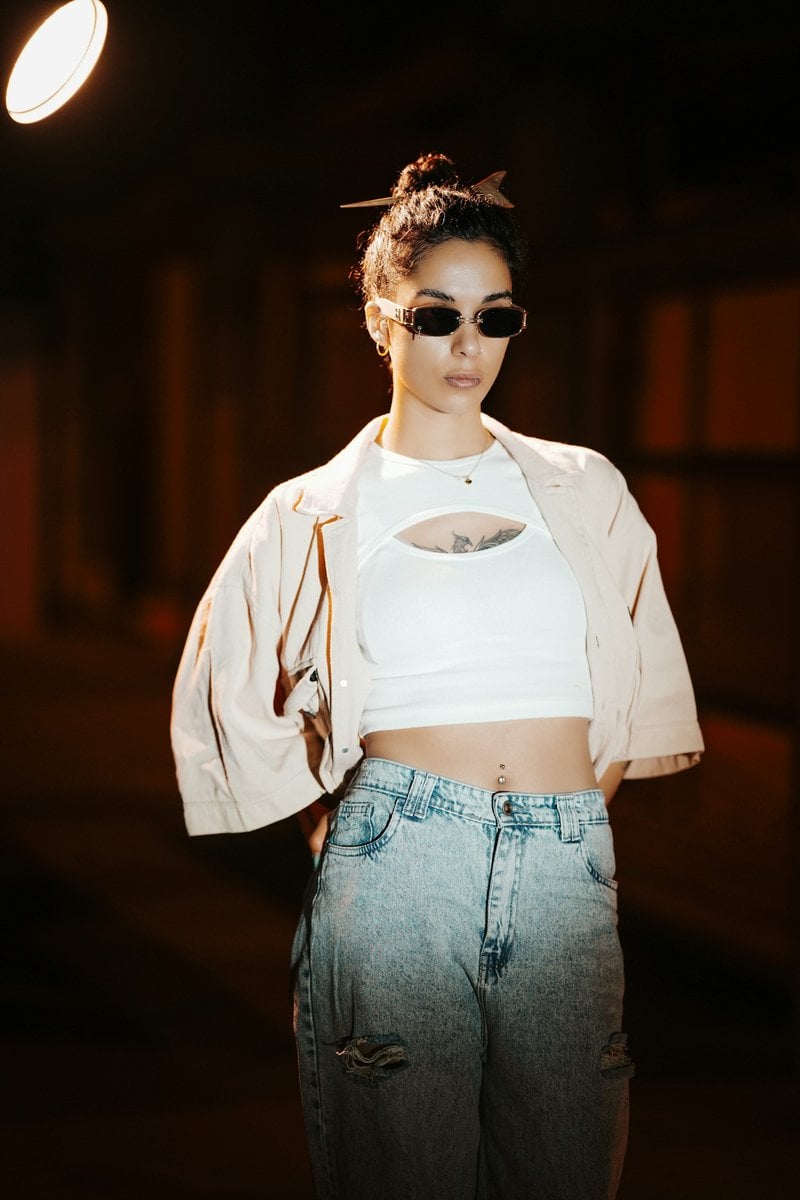 A woman in sunglasses and stylish clothing stands confidently. photo – Free Fashion Image on Unsplash