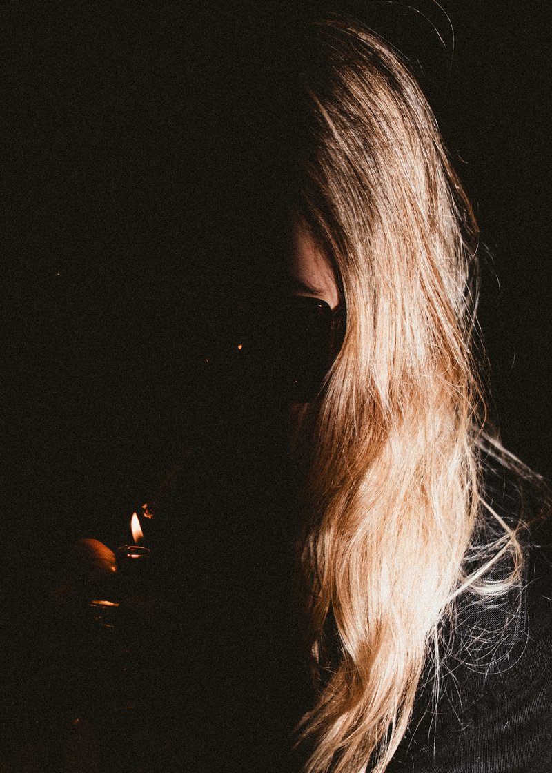 A woman with long blonde hair and dark glasses - Free Photo on Unsplash