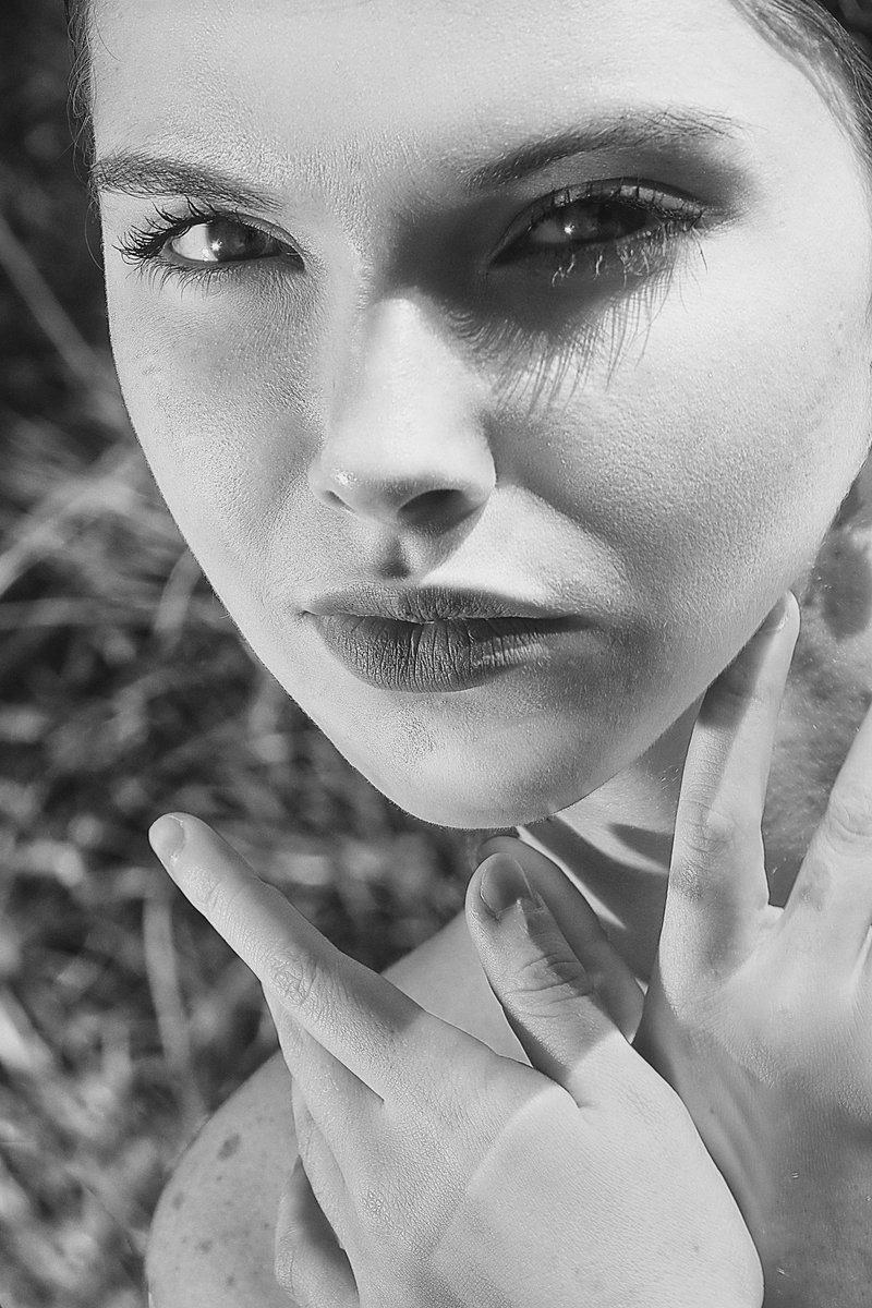 Black and white portrait of a woman with dramatic lighting - Free Photo on Unsplash