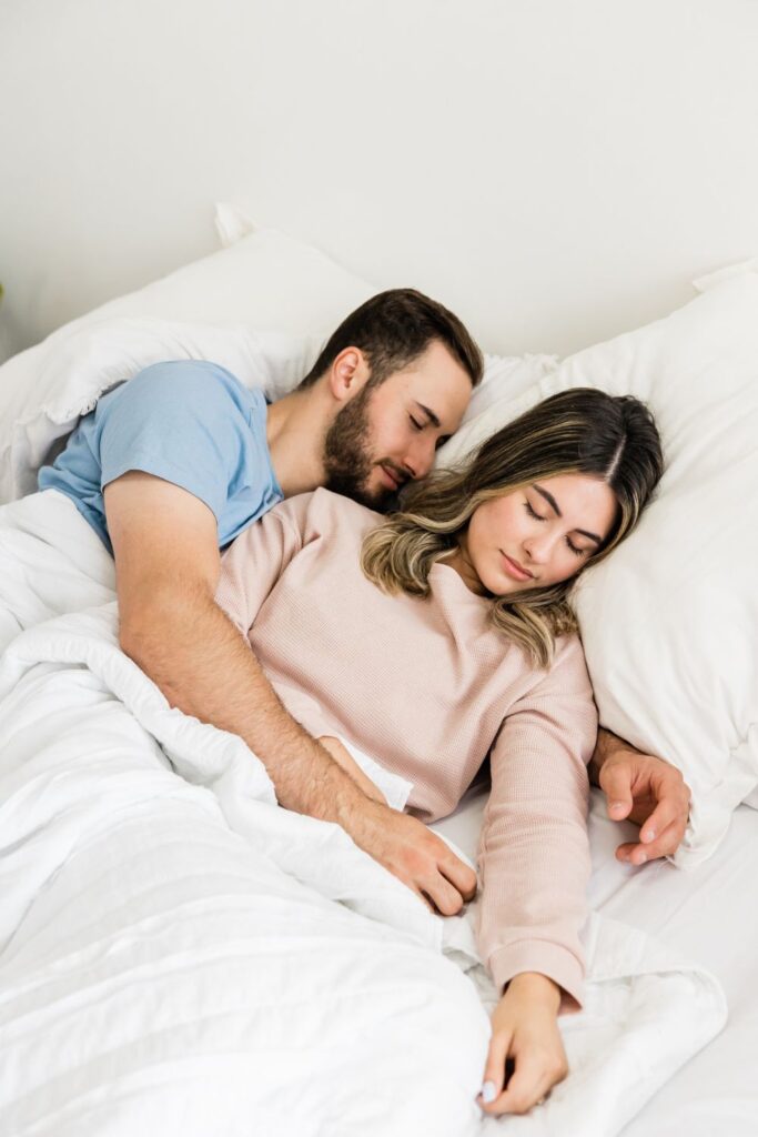 Das passiert, wenn du jede Nacht neben deinem Partner schläfst
