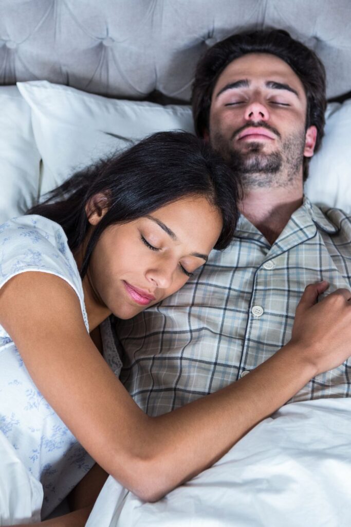 Das passiert, wenn du jede Nacht neben deinem Partner schläfst