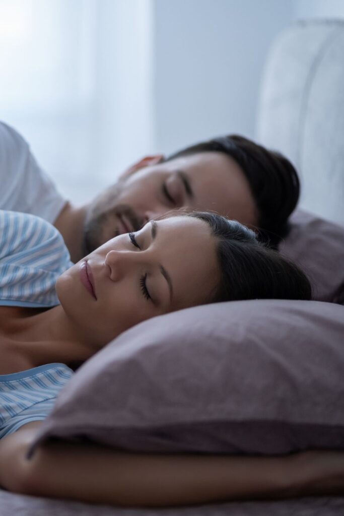 Das passiert, wenn du jede Nacht neben deinem Partner schläfst