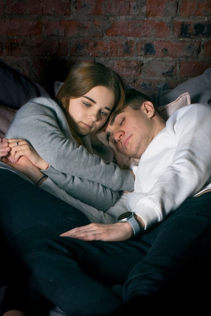 Das passiert, wenn du jede Nacht neben deinem Partner schläfst
