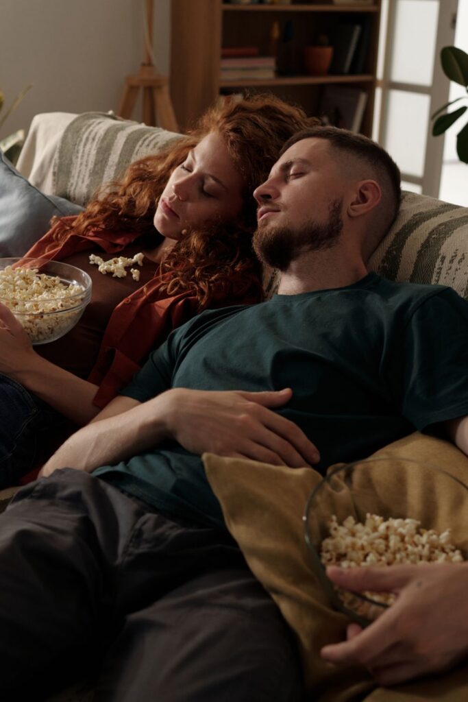 Das passiert, wenn du jede Nacht neben deinem Partner schläfst