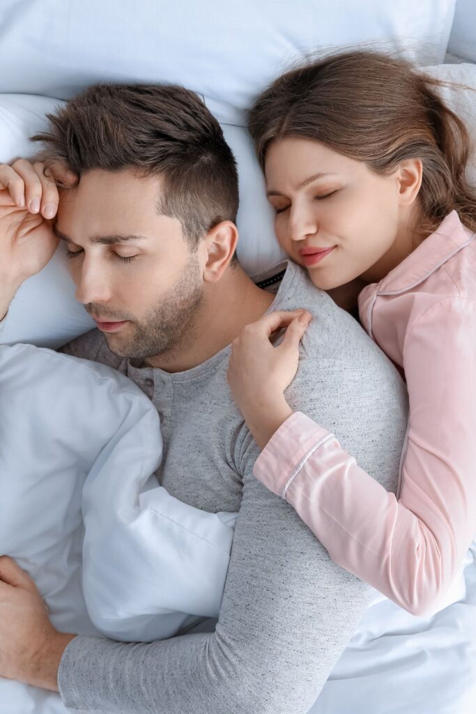 Das passiert, wenn du jede Nacht neben deinem Partner schläfst