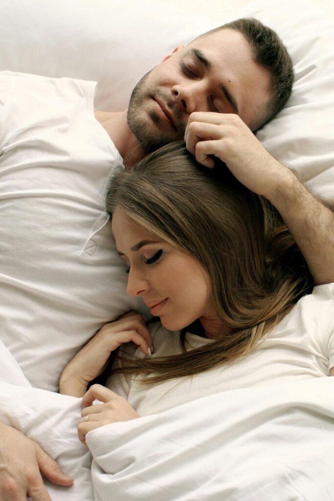 Das passiert, wenn du jede Nacht neben deinem Partner schläfst