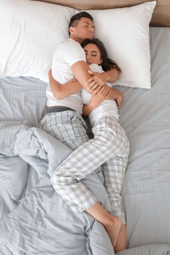 Das passiert, wenn du jede Nacht neben deinem Partner schläfst