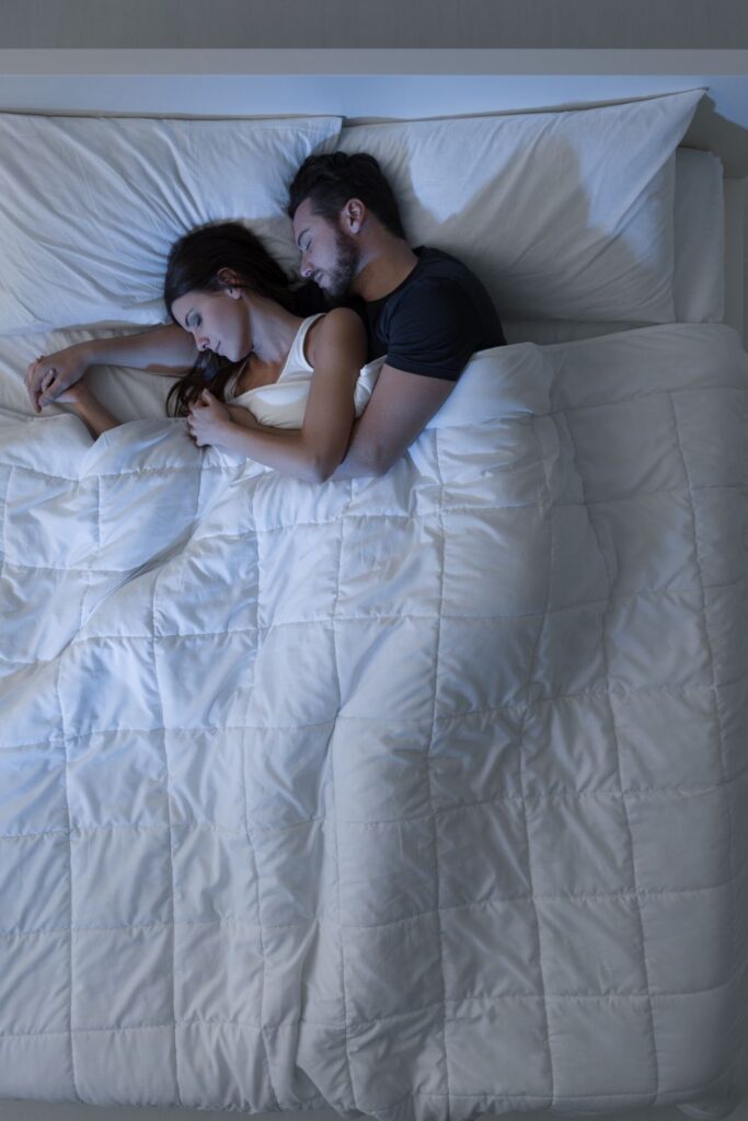 Das passiert, wenn du jede Nacht neben deinem Partner schläfst
