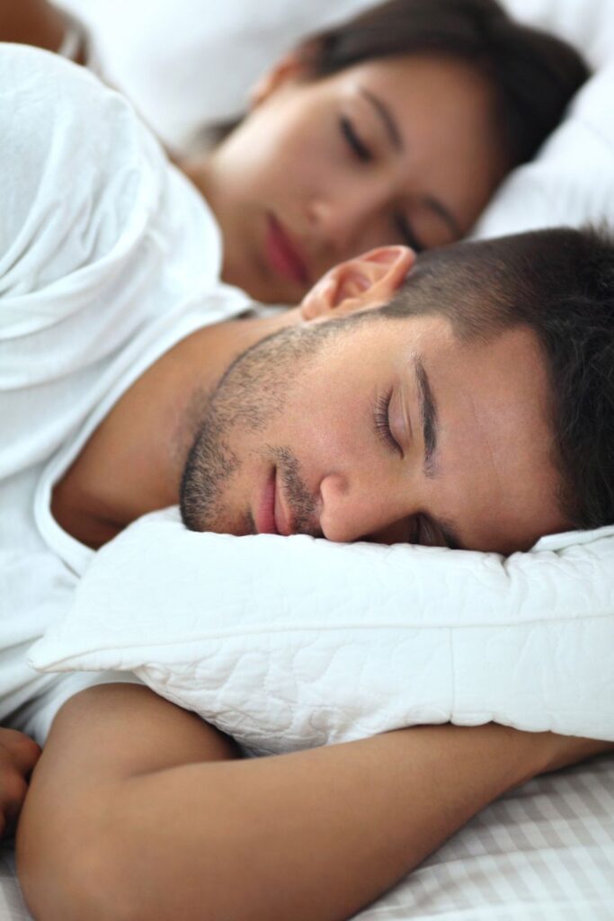Das passiert, wenn du jede Nacht neben deinem Partner schläfst