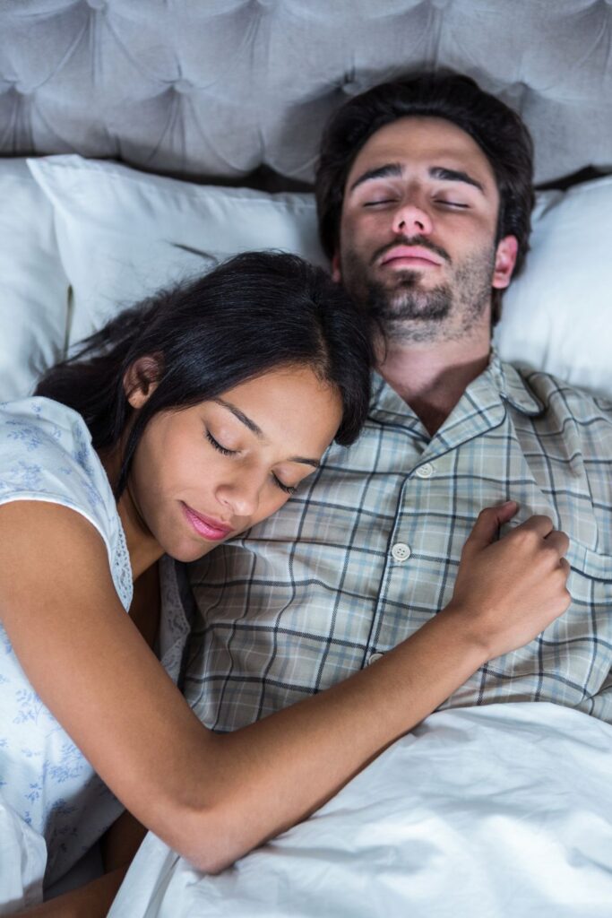 Das passiert, wenn du jede Nacht neben deinem Partner schläfst