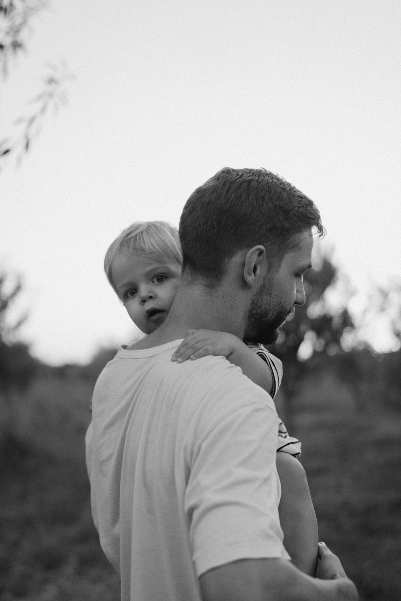 Father carries his child looking over shoulder. photo – Free Blue Image on Unsplash Father carries his child looking over shoulder. photo – Free Blue Image on Unsplash