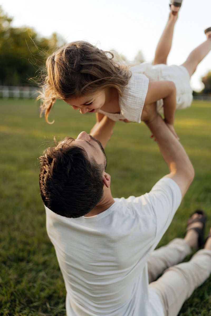 Father throwing his laughing daughter in the air - Free Photo on Unsplash Father throwing his laughing daughter in the air - Free Photo on Unsplash
