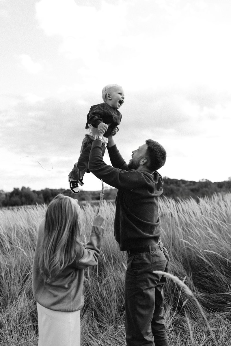 Father throws happy baby in the air photo – Free Portrait ... Father throws happy baby in the air photo – Free Portrait ...