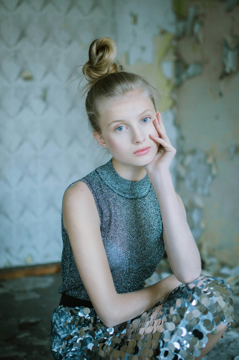 Stylish woman in sequined outfit poses against a distressed wall. photo &ndash;  Free Portrait Image on Unsplash