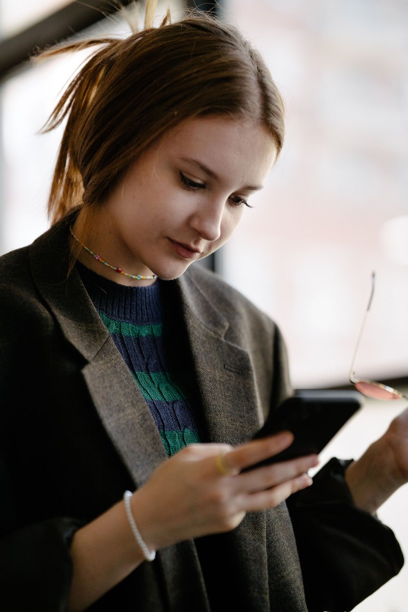 Woman Holding Phone Photos, Download The BEST Free Woman ...
