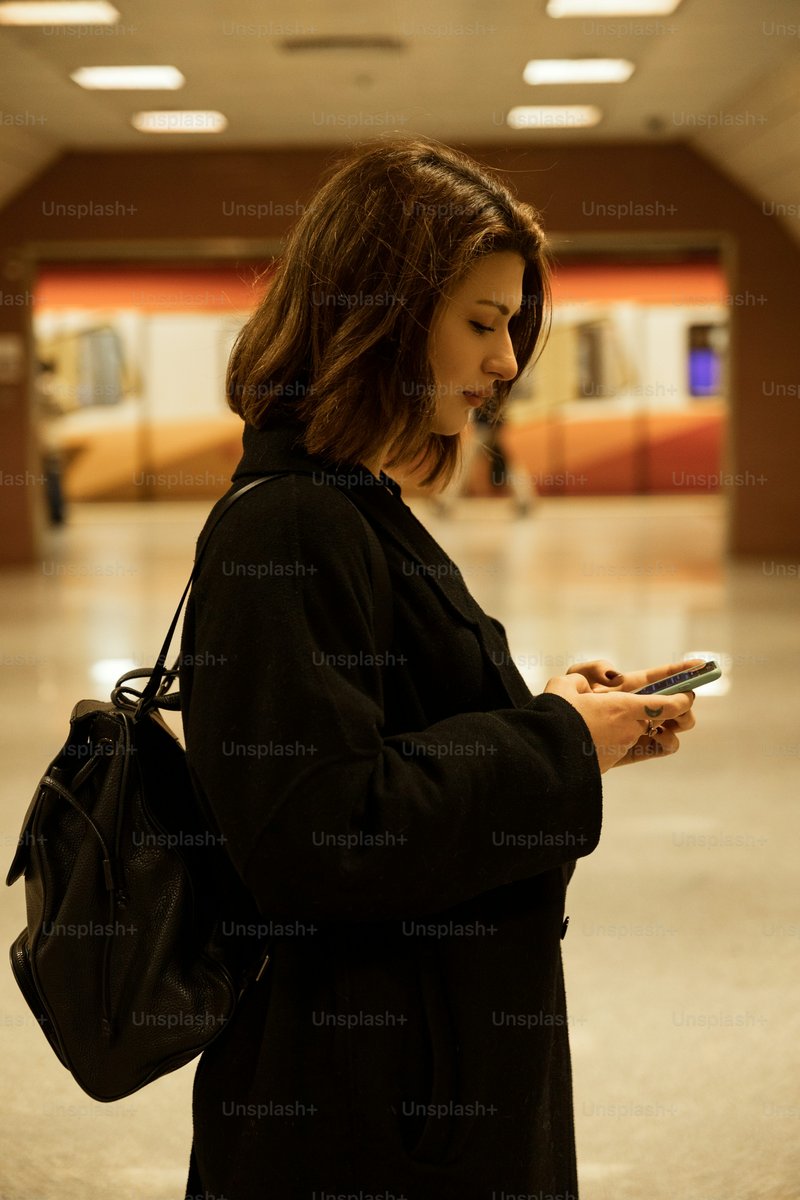 Woman Holding Phone Pictures | Download Free Images on Unsplash