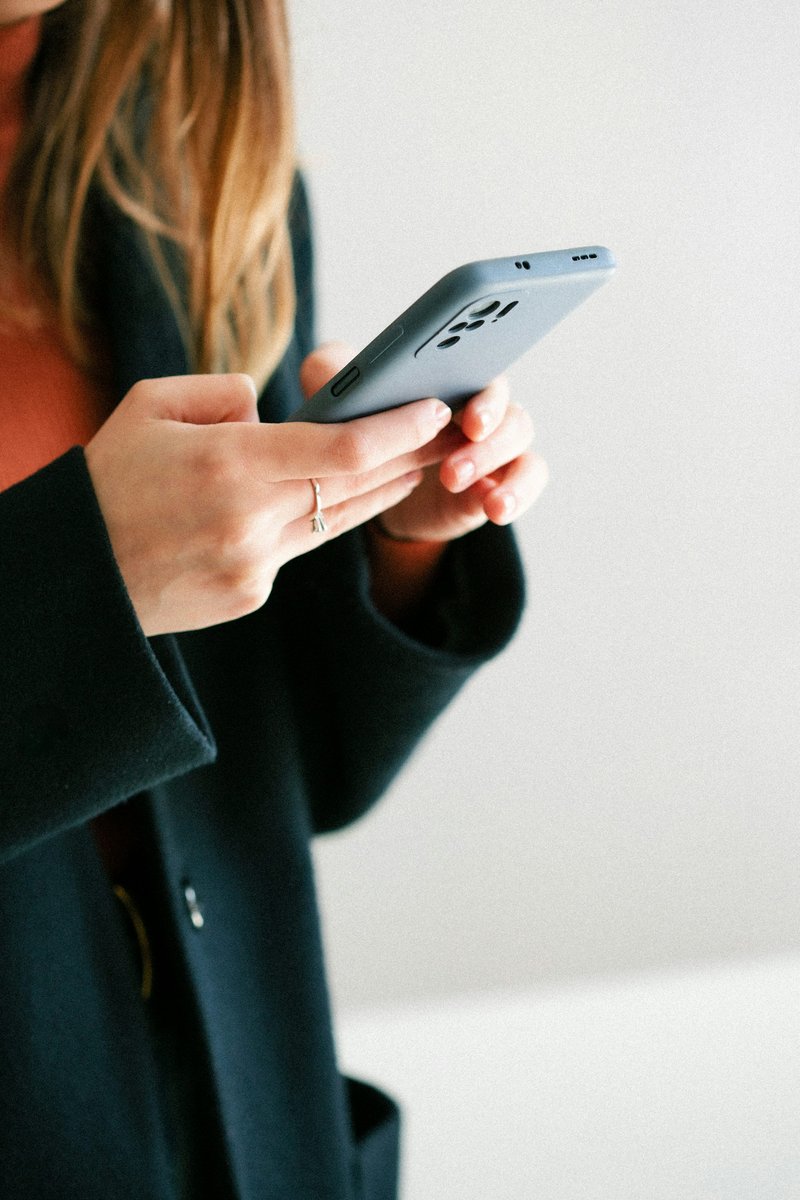 Woman Texting Pictures | Download Free Images on Unsplash
