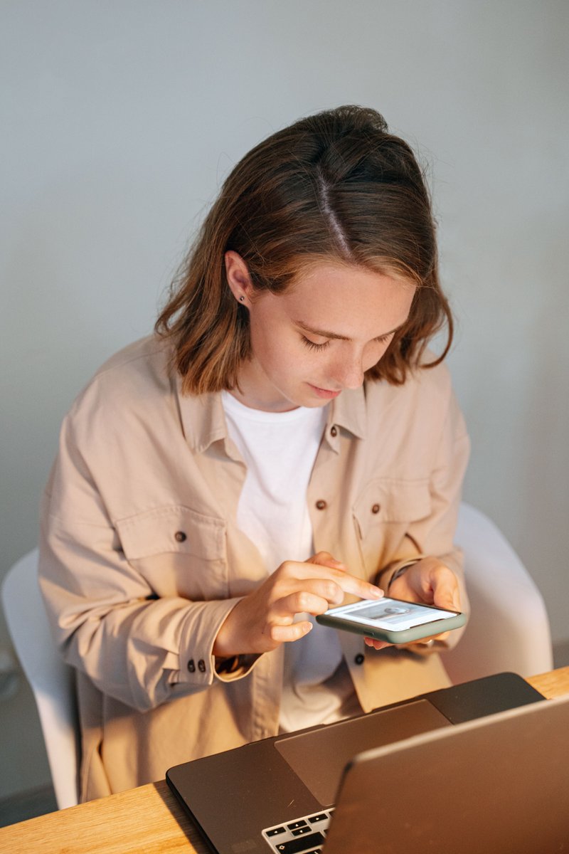 Woman Texting on her Smartphone · Free Stock Photo