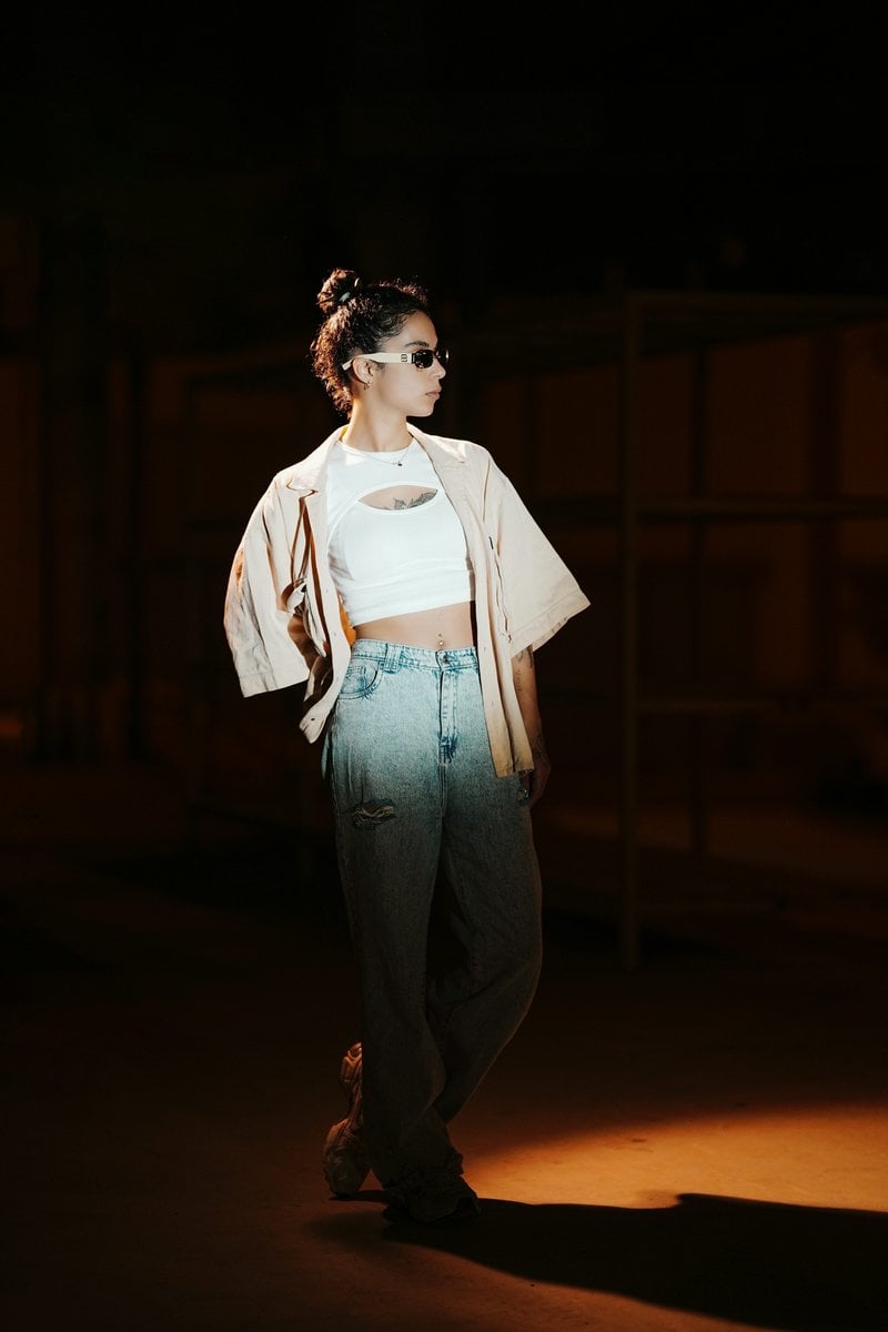 Woman in stylish outfit posing in dim lighting photo – Free Green Image on Unsplash Woman in stylish outfit posing in dim lighting photo – Free Green Image on Unsplash