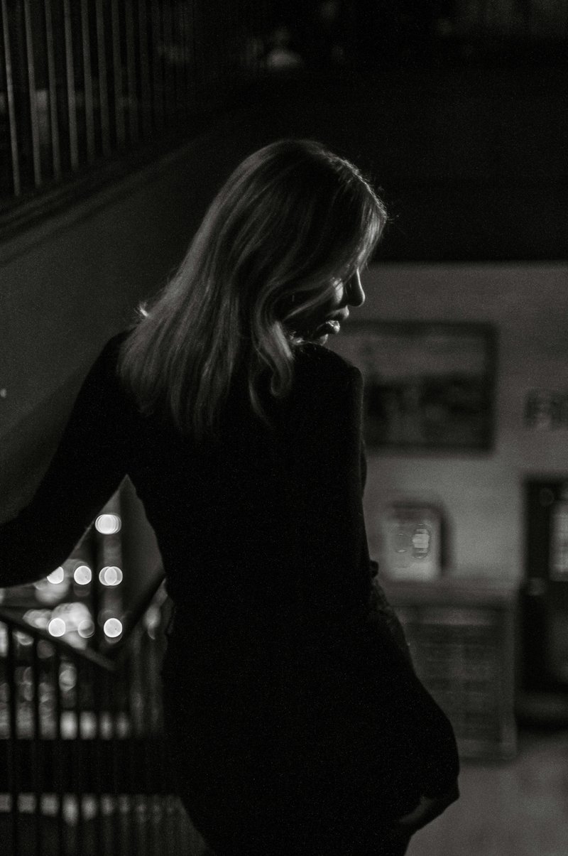 A woman in a black dress talking on a cell phone - Free Photo on Unsplash