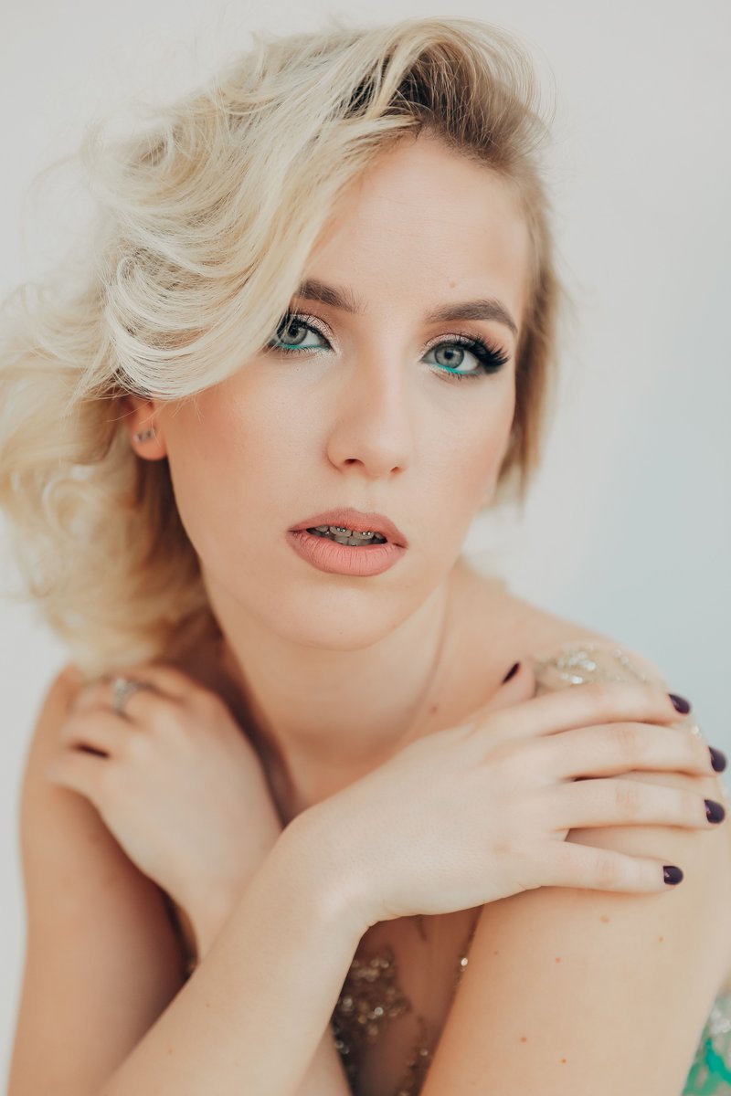 Portrail of a Young Beautiful Woman · Free Stock Photo Portrail of a Young Beautiful Woman · Free Stock Photo